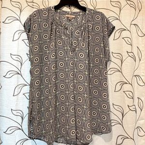 Geometric pattern/ floral type pattern